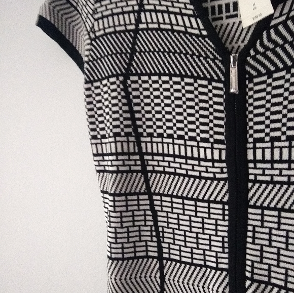 NEW Cache Cap Sleeve V-Neck Zip Front Sheath Dress Black & White Print Medium - Picture 3 of 15